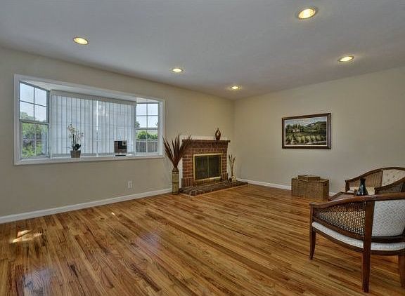 3rd image of 737 Asbury Pl