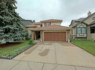 115 W Strathaven Cir SW, Calgary, AB T3H2K8