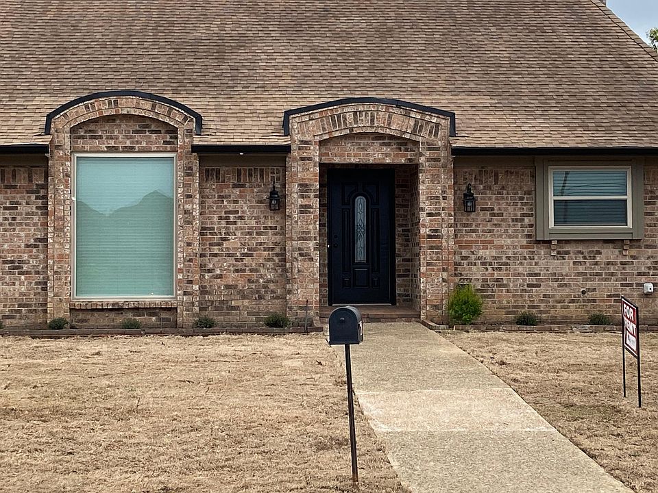 1st image of 301 Top Hill Dr