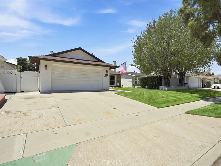 17611 Leslie Ave — Photo 2