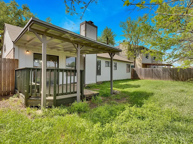 2104 Agarita Trl — Photo 25