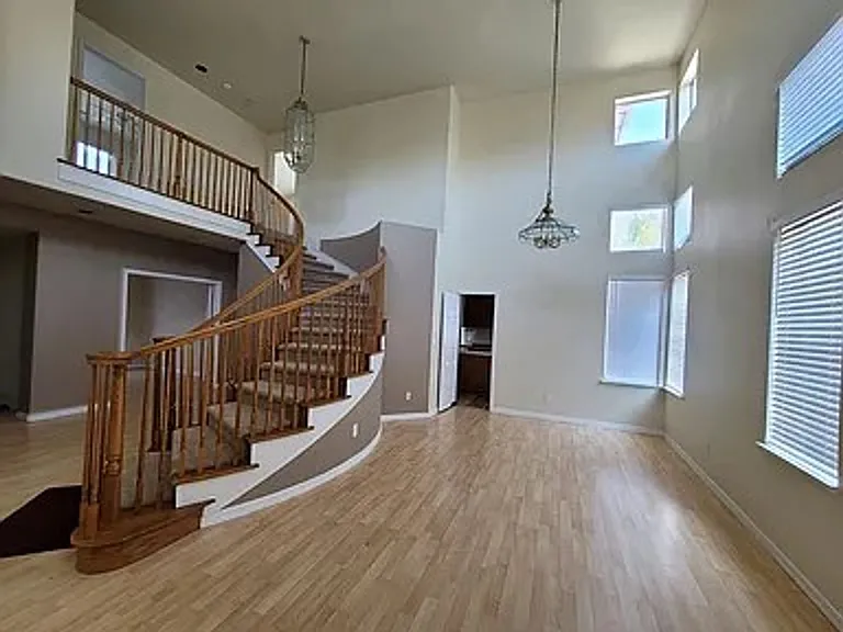 2377 Yorkshire Dr — Photo 2