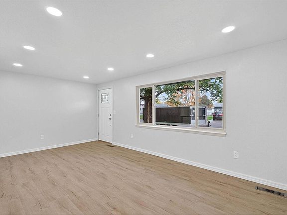4th image of 325 Washington St