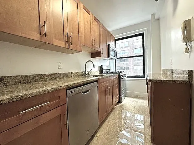 405 E 54th St — Photo 3