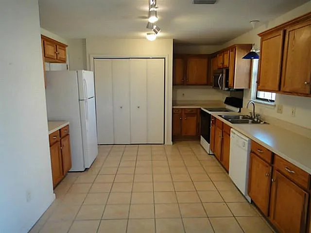 1801 Meadowcrest Dr — Photo 2