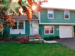 83 Woodsmeadow Ln, Rochester, NY 14623