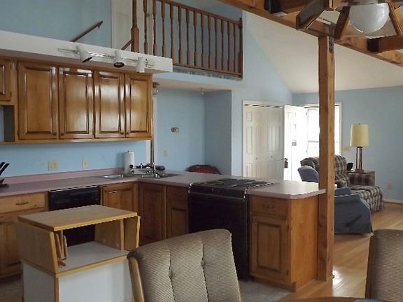 4th image of 427 Mountain Dr N