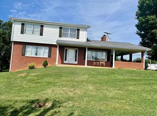 986 Country Club Rd, Troutville, VA 24175