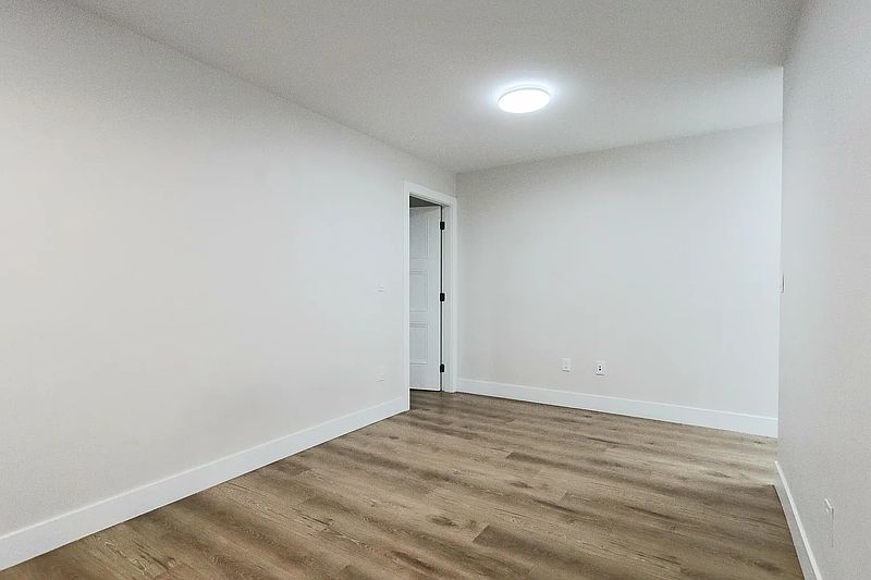 Surrey Apartment for rent - 2 Bedrooms — photo 9