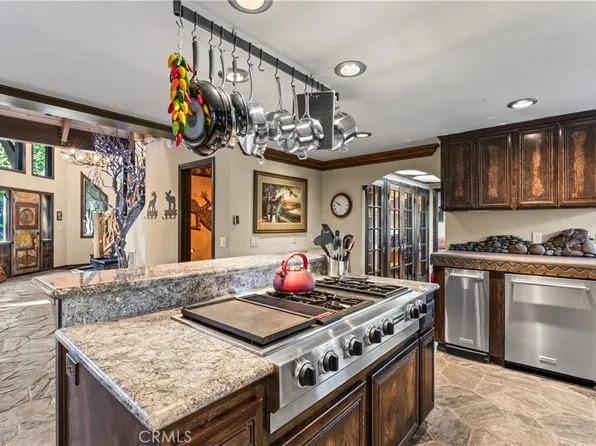 942 Lake Edge Way, Lake Arrowhead, CA 92352