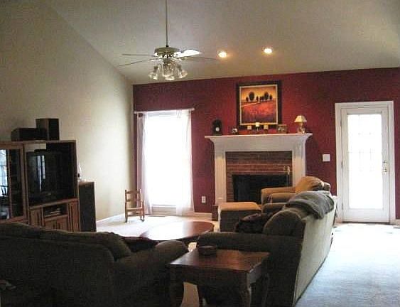 Great Room - Fireplace, natural light
