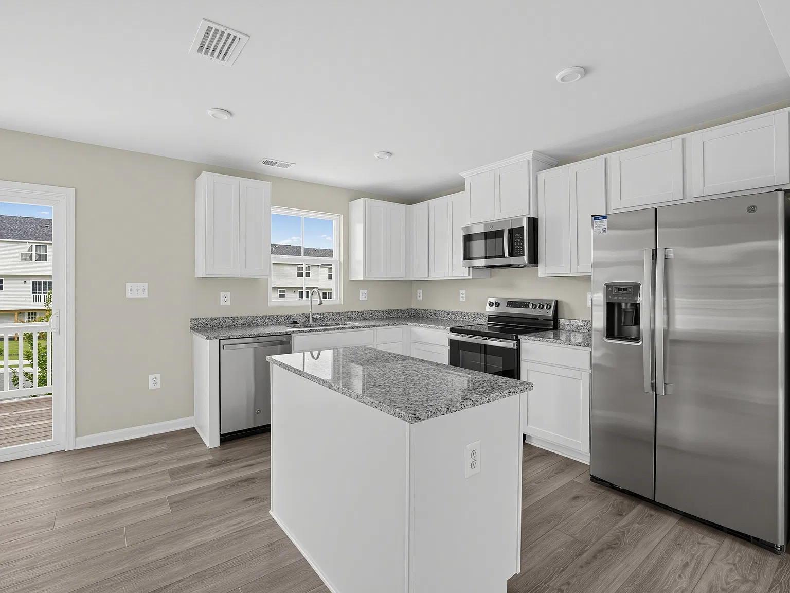 3 bed, 1557 sqft, $1,999 — Photo 4
