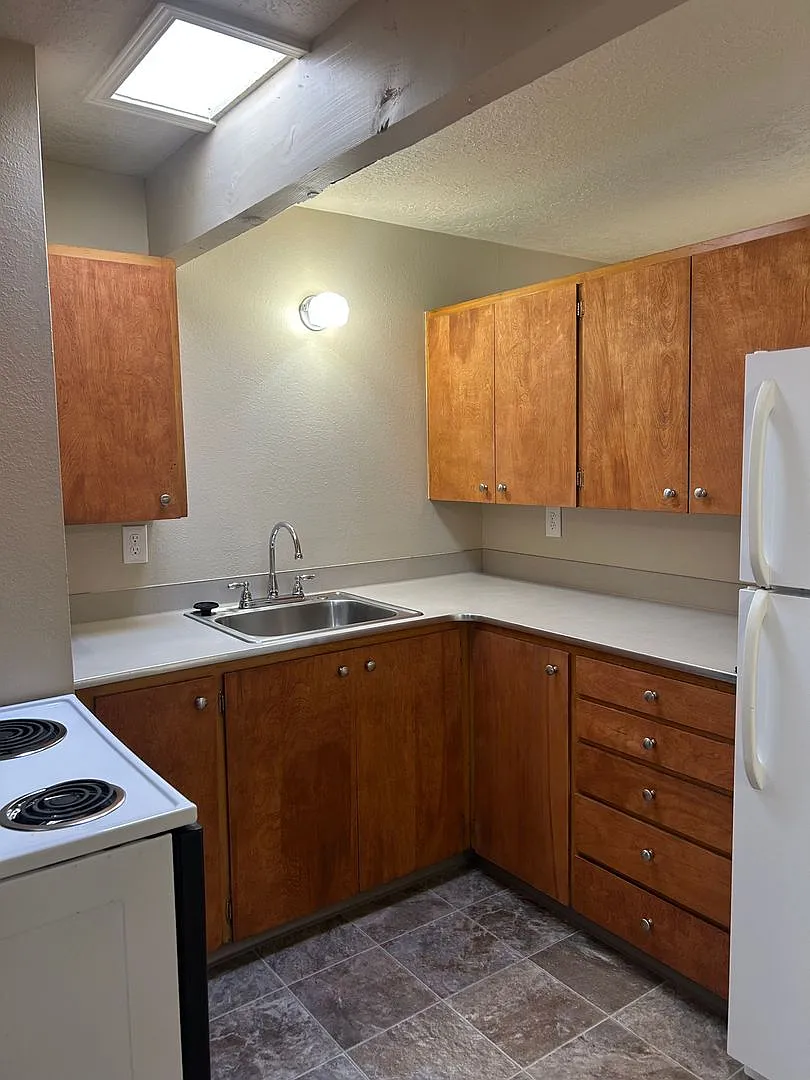 (690) Circle Court - 1 Bedroom / 1 Bathroom — Photo 4