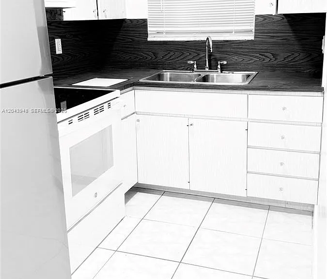 400 SE 9th Ct #9 — Photo 8