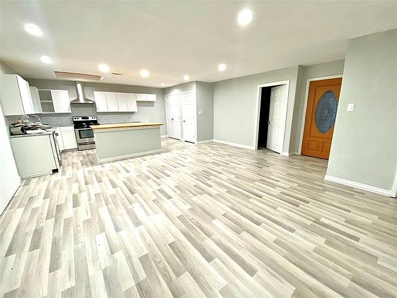 4th image of 7111 Greenspan Dr