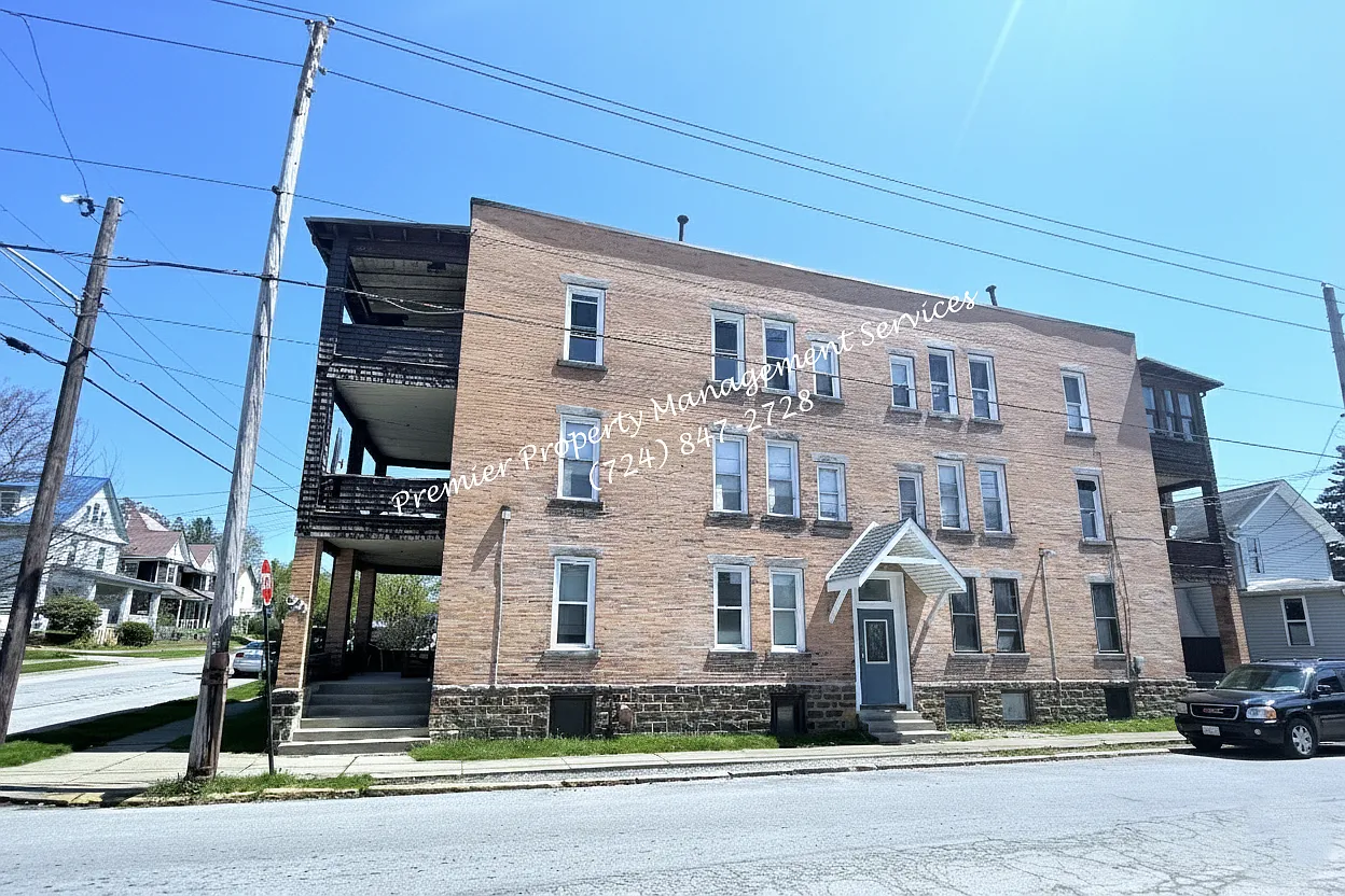 331 W North St — Photo 2