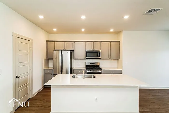 4 bed, 2.0 bath, 1741 sqft, $2,095 — Photo 4