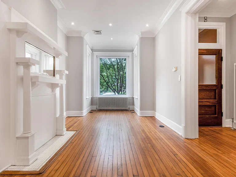8 R St NW #1 — Photo 13