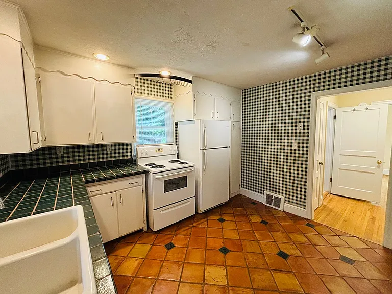 1011 Draper Rd SW — Photo 5