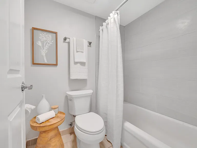 TRELLIS LAKE POINTE Apartments — Photo 5