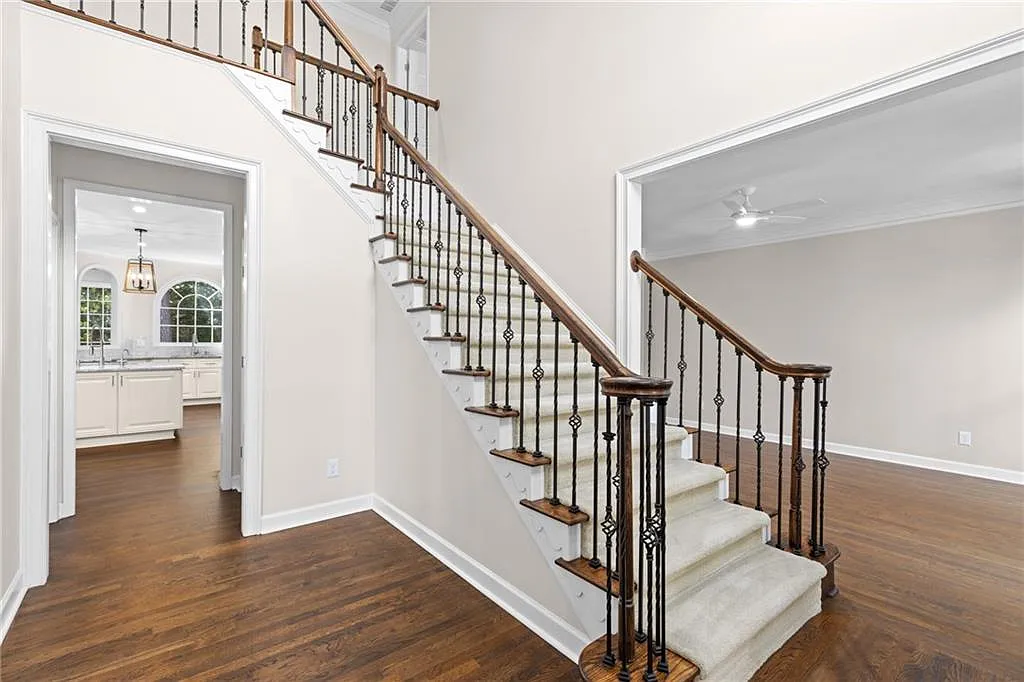 6 bed, 5.0 bath, 5145 sqft, $5,800 — Photo 3