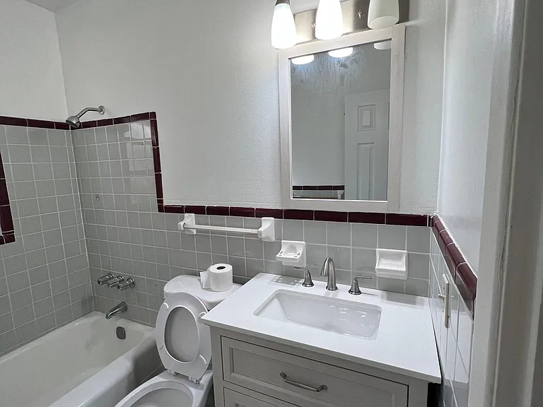 1092 NW Ashley St — Photo 10