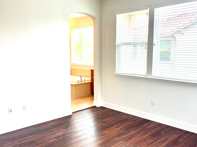 105 Farnham Ln — Photo 21