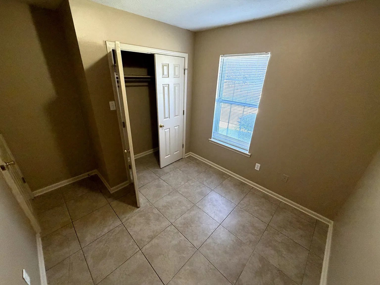 3 bed, 1100 sqft, $1,350 — Photo 4