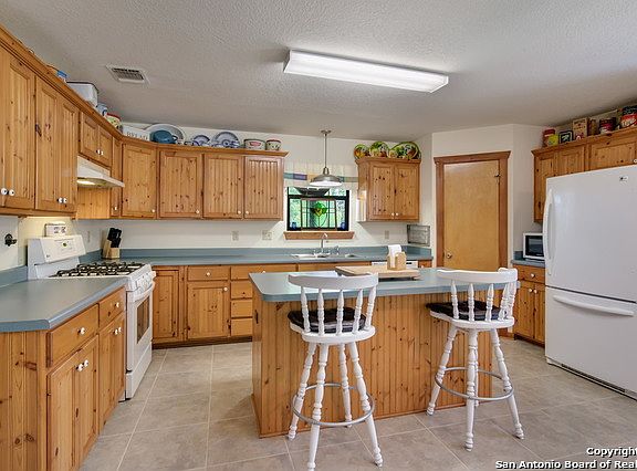 3rd image of 204 Riverview Dr