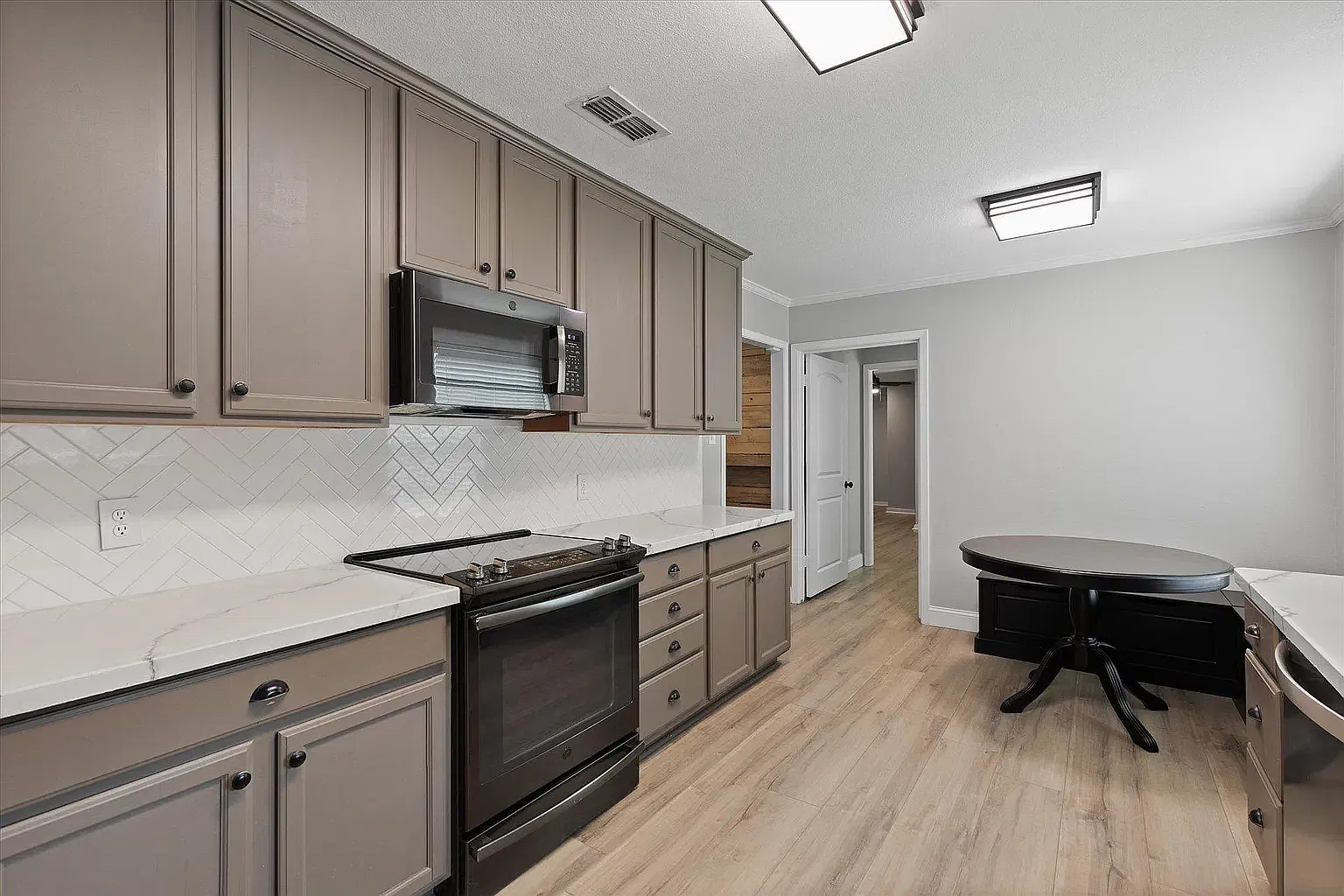 4 bed, 2328 sqft, $2,200 — Photo 4