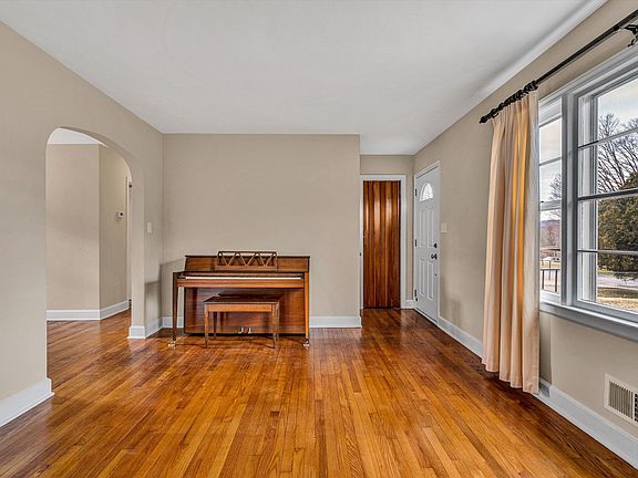 4th image of 2647 Lindenwood Dr