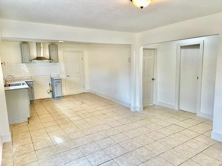 426 N Vineyard Ave — Photo 8
