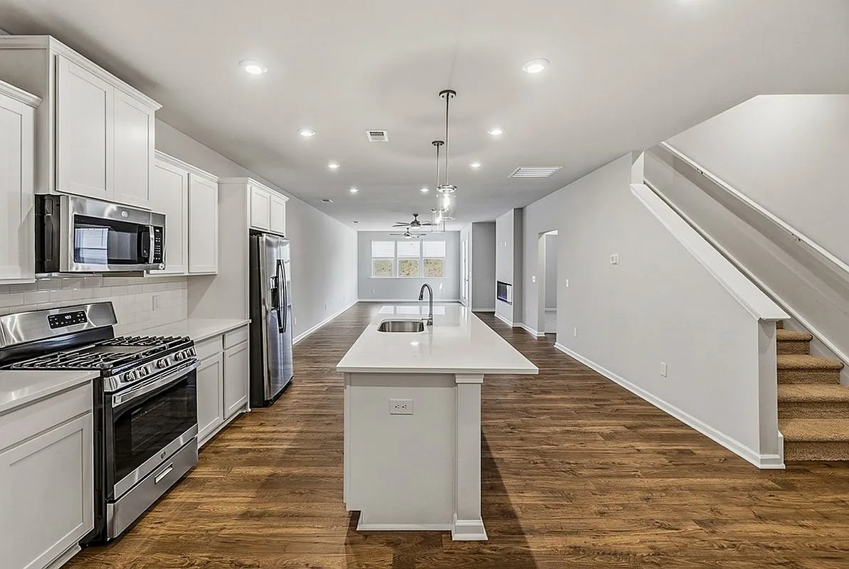 3 bed, 2.5 bath, 1910 sqft, $2,200 — Photo 4