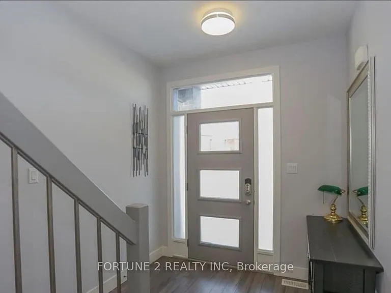1877 Foxridge Cres — Photo 2
