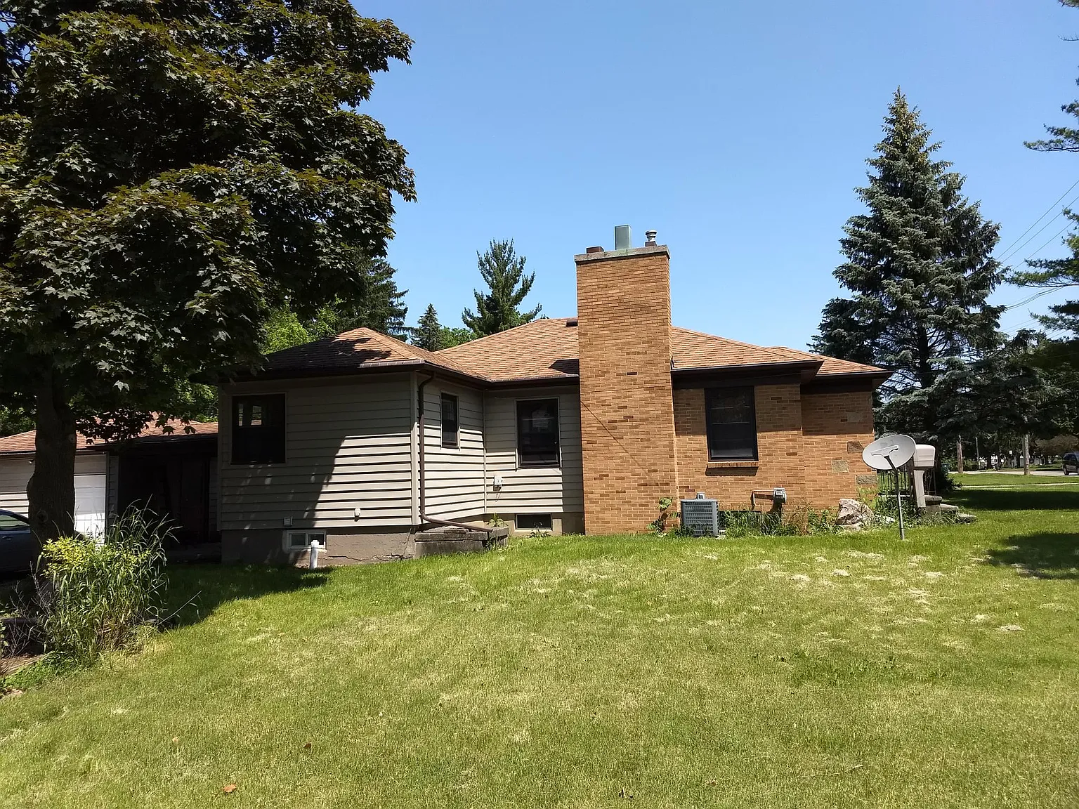 305 N Hagadorn Rd — Photo 3