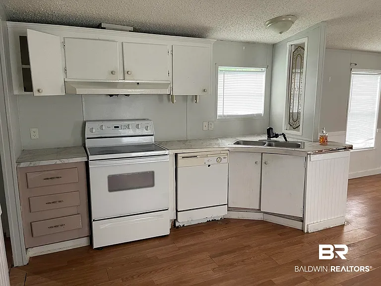 426 Robin Cir — Photo 4