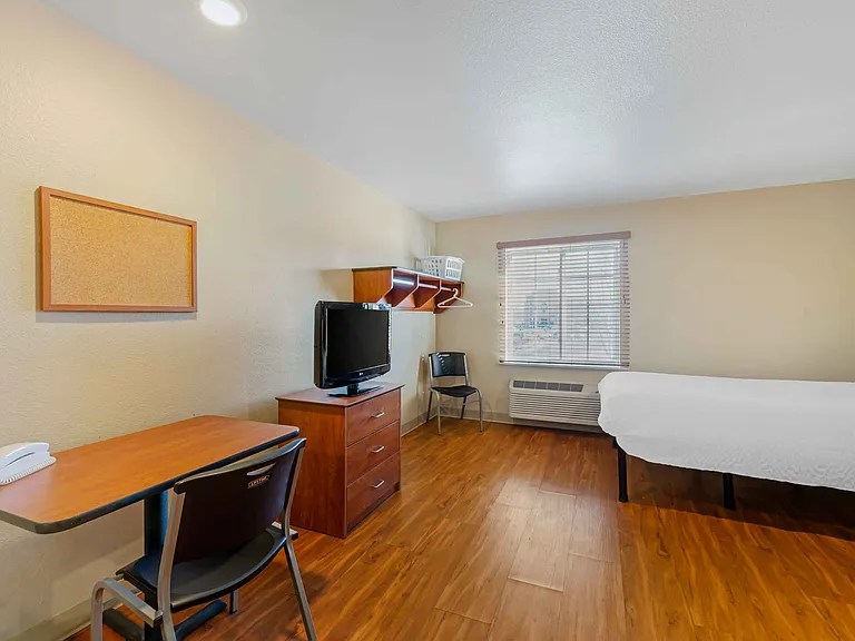 Deluxe Studio - 1 Full Bed
