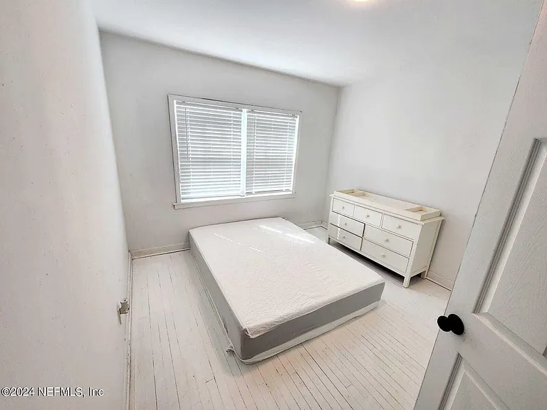 1823 E 25th St — Photo 16