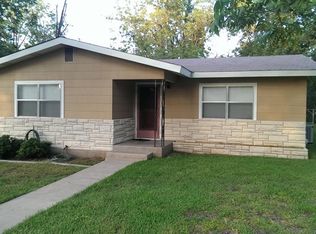 323 W Burbank St, Fredericksburg, TX 78624