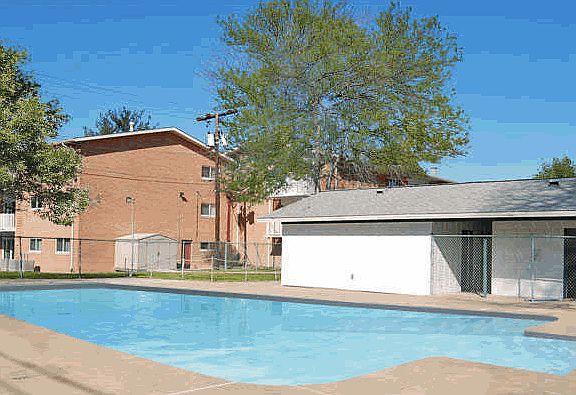 3rd image of 7435 Arlington Blvd APT 101