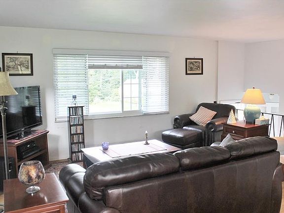 3rd image of 1349 Hillsdale Dr