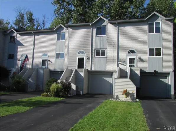 145 Iron Oak Cir, Liverpool, NY 13088