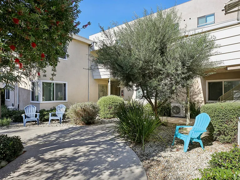 Secure, Stylish Property Near Leimert Park & Baldwin Hills — Photo 14
