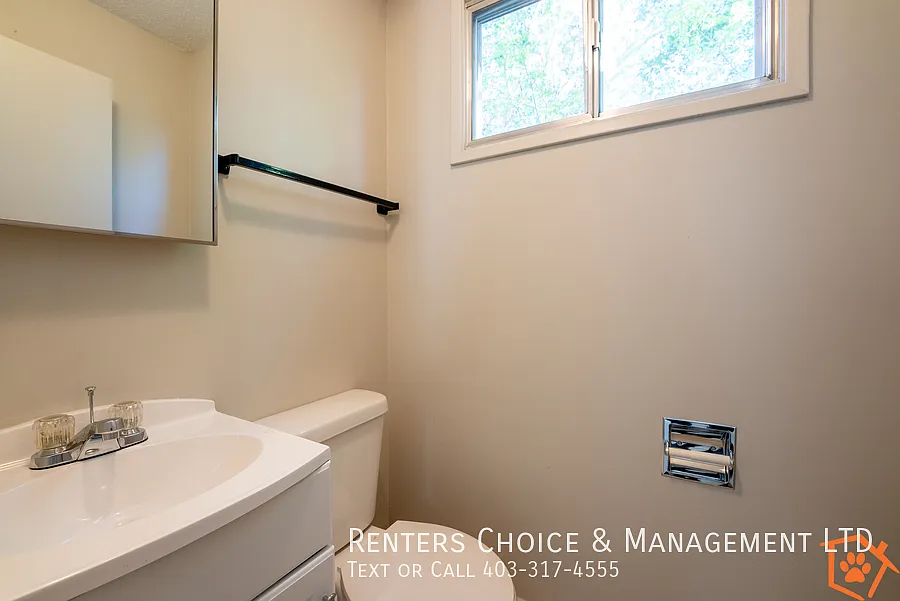 Pet Friendly Half Duplex with Fenced Yard in Claresholm — Photo 2