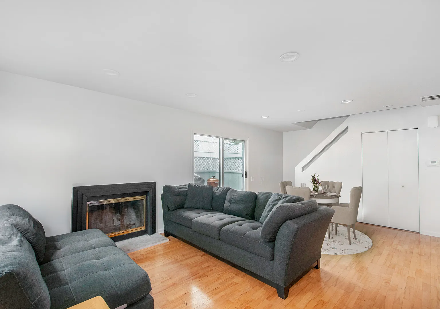 2 bed, 1.5 bath, 1052 sqft, $2,100 — Photo 2