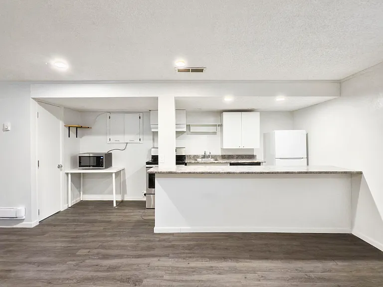 63 Woodglen Close SW — Photo 2