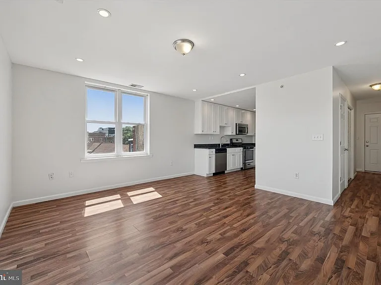 5027 Spruce St — Photo 8