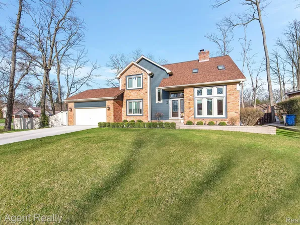 48952 Forest Dr, Shelby Township, MI 48317