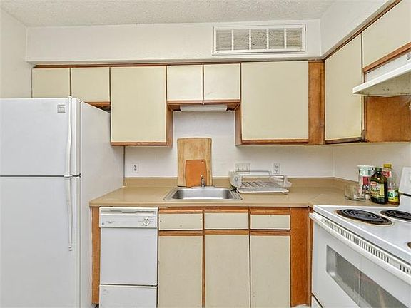5th image of 1840 Burton Dr APT 221