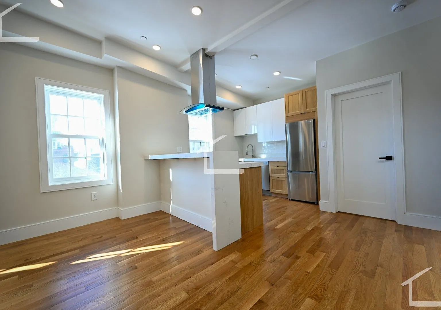 Avl NOW - No Fee! Spectacular penthouse 3BR/2BA in Bay Village! — Photo 1